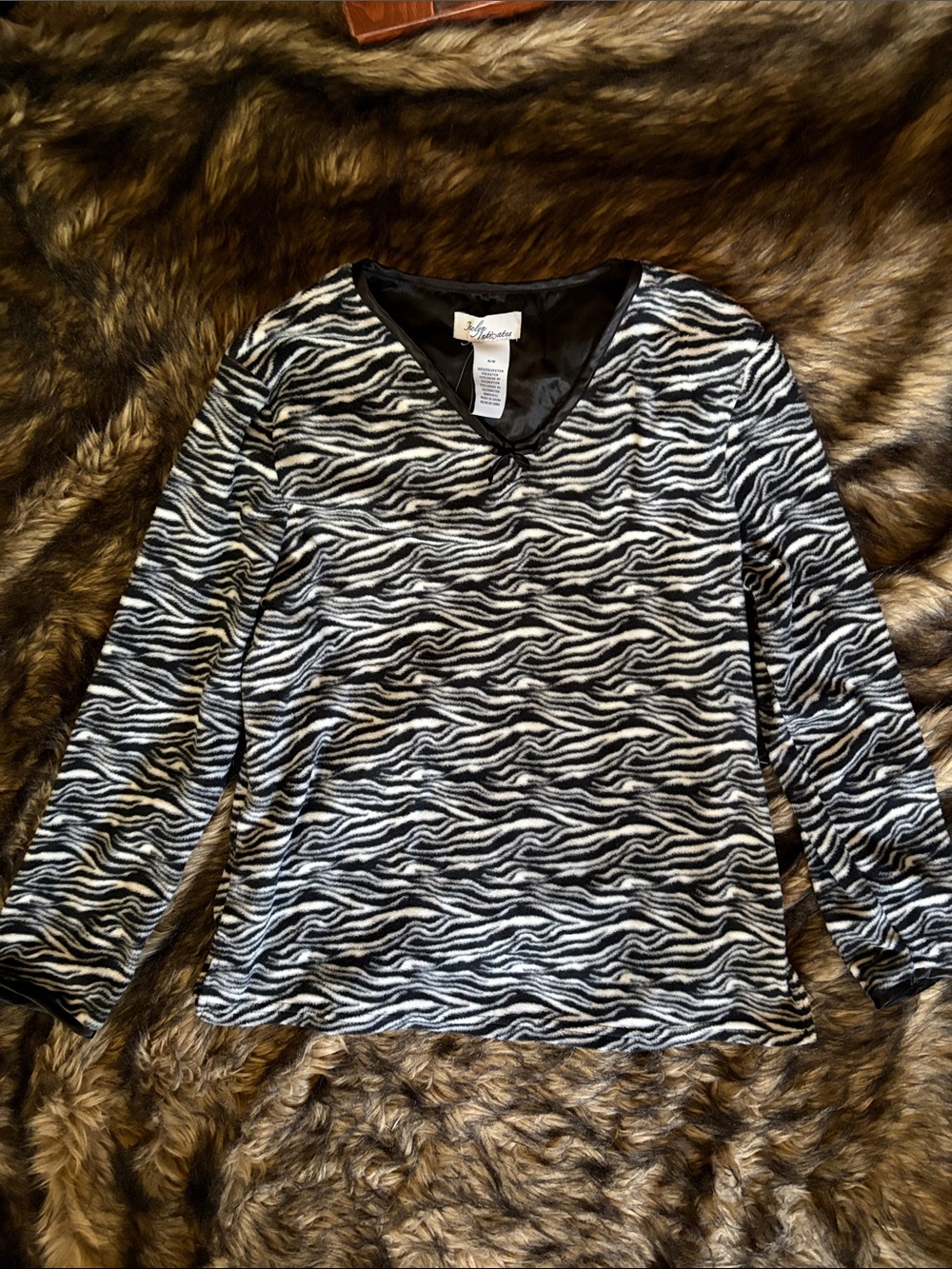 V-Neck Long Sleeve Zebra-Print Pajama Top in Black & White Size Medium